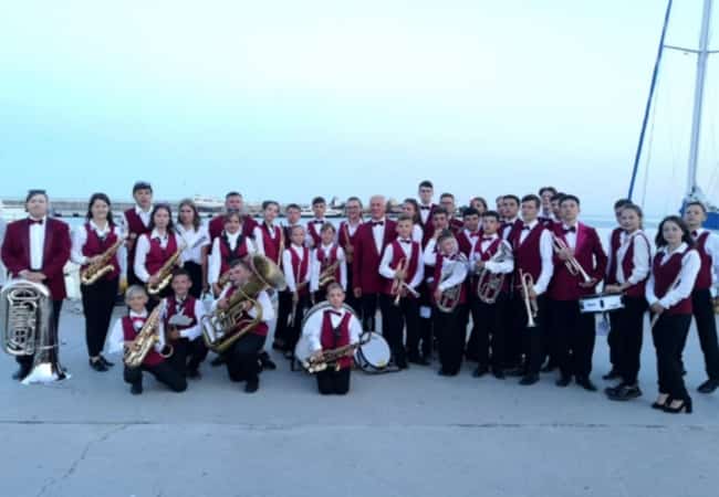 По главной улице с оркестром