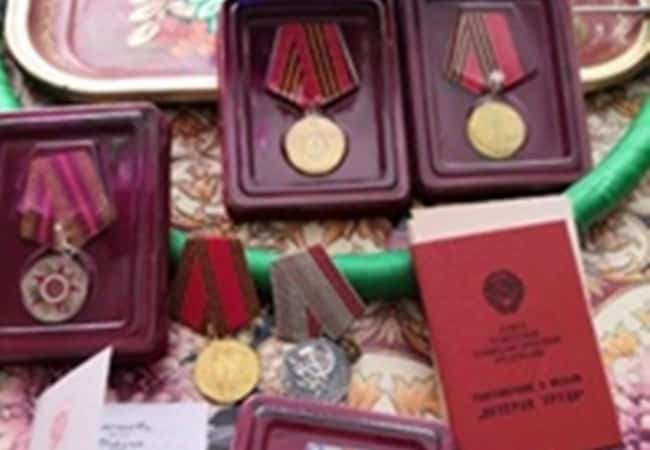 Администрация Падеринского сельсовета вручила юбилейные медали.