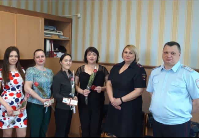 Принятым на работу сотрудникам отдела по вопросам миграции ОМВД России по Кетовскому району вручены служебные удостоверения