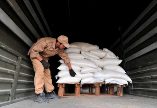 В Курганской области по инициативе Губернатора Вадима Шумкова многодетным и неполным семьям, пенсионерам и безработным родителям выдают большие продуктовые наборы