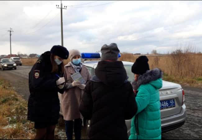 В минувшую пятницу инспекторы по делам несовершеннолетних ОМВД России по Кетовскому району совместно с общественниками провели профилактический рейд по соблюдению ограничительных мер местными жителями в период осенних каникул.
