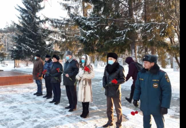 Сотрудники ОМВД России по Кетовскому району и общественники приняли участие в торжественном возложении венков к мемориалам Великой Отечественной войны и погибших в локальных войнах