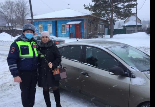 Сотрудники отделения ГИБДД ОМВД России по Кетовскому району поздравили женщин-водителей с наступающим Международным женским днем 8 марта.