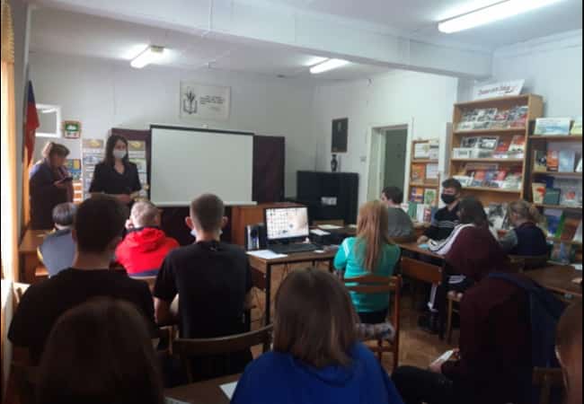 6 апреля 2021 года в рамках оперативно-профилактического мероприятия «Группа» представитель Общественного совета при ОМВД России по Кетовскому району Оксана Безносова организовала для учеников 9 класса Кетовской средней общеобразовательной школы библиотеч