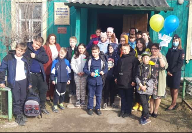 Сотрудники полиции приняли участие в «Библиотечных сумерках», организованных представителем Общественного совета при ОМВД России по Кетовскому району Оксаной Безносовой для учеников 4 и 8 классов Кетовской средней общеобразовательной школы, посвященных 60