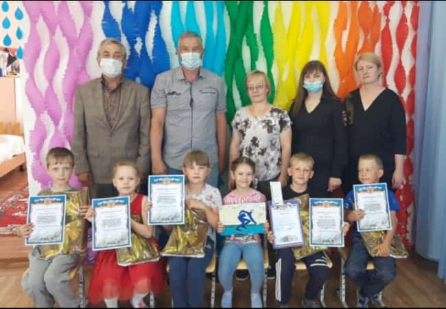 Представители Кетовской полиции, ветеранской организации при ОМВД России по Кетовскому району и общественники посетили дошкольную группу Колесниковской школы