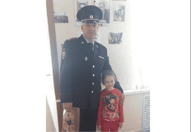 Председатель ветеранской организации при ОМВД России по Кетовскому району Сергей Островских посетил Колесниковскую школу и поздравил участницу Всероссийского конкурса детского творчества «Полицейский Дядя Степа - 2021» Полину Феськову с Днем защиты детей.