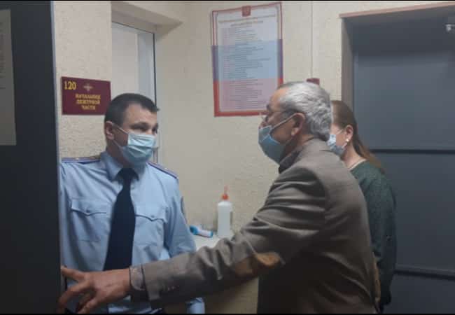 Представители общественного совета при ОМВД России по Кетовскому району в рамках акции «Гражданский мониторинг» посетили дежурную часть и помещение для задержанных лиц, провели плановое заседание