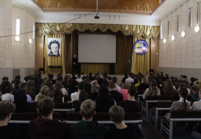 В рамках оперативно-профилактического мероприятия «С ненавистью и ксенофобией нам не по пути» сотрудники полиции приняли участие в диалоге с обучающимися Курганского областного лицея-интерната для одаренных детей