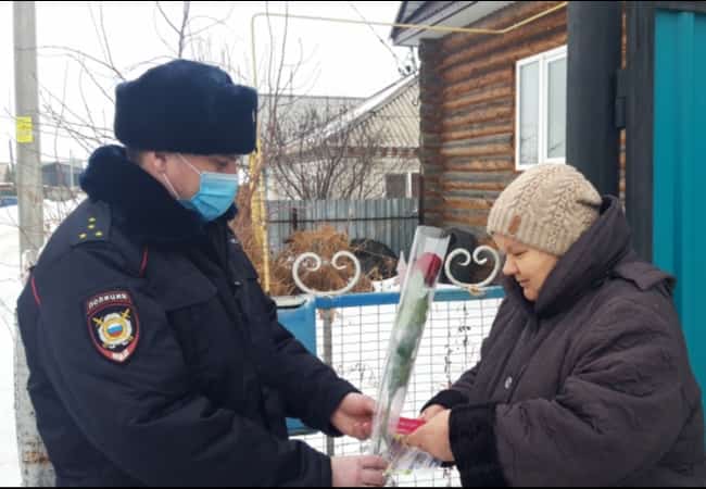 Сотрудники ОМВД России по Кетовскому району присоединились к праздничным мероприятиям, посвященным Международному женскому дню 8 марта