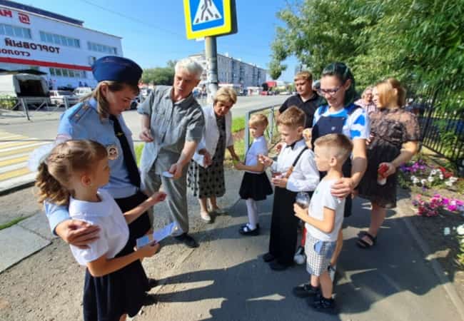 Снова по пешеходному переходу в школу!