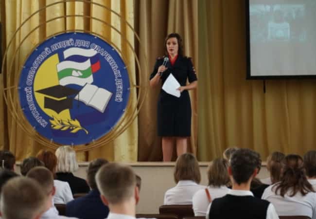 В Курганском областном лицее-интернате для одарённых детей полицейские провели урок памяти, посвященный Дню солидарности борьбы с терроризмом