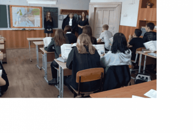 Сотрудники ОМВД России по Кетовскому району проводят со старшеклассниками занятия по правоохранительной тематике.