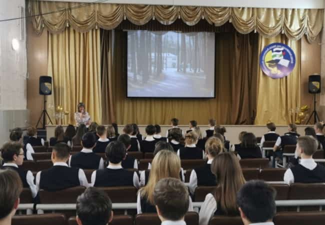 В Курганском областном лицее-интернате для одарённых детей сотрудники ОМВД России по Кетовскому району совместно с представителями Общественного совета при ОМВД проводят профилактическую и патриотическую работу.