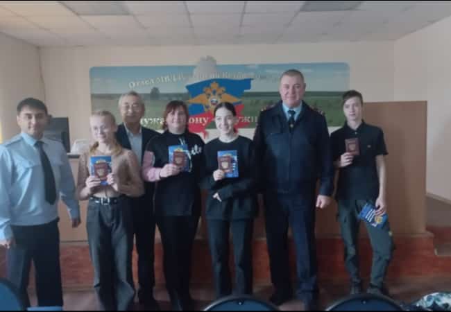 В ОМВД России по Кетовскому району в торжественной обстановке состоялось вручение паспортов гражданина Российской Федерации двум иностранным гражданам Казахстана, получившим российское гражданство, двум подросткам, достигшим 14-летнего возраста.