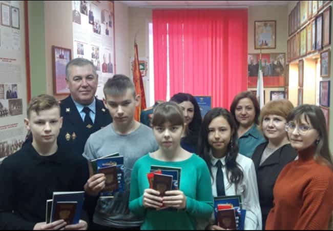 В ОМВД России по Кетовскому району в торжественной обстановке состоялось вручение паспортов гражданина Российской Федерации четырем подросткам, достигшим 14-летнего возраста.