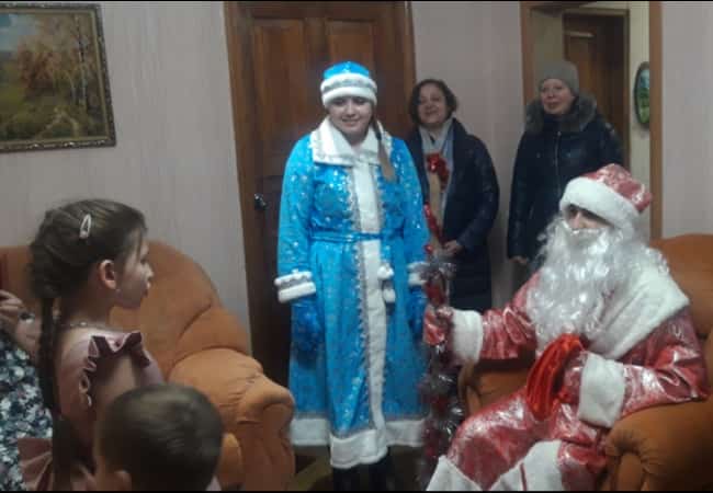 Сотрудники ОМВД России по Кетовскому району совместно с Общественным советом при ОМВД в рамках ежегодной Всероссийской акции профилактической направленности «Полицейский Дед Мороз» посещают семьи сотрудников, а также семьи, состоящие на учете в ОМВД