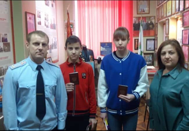 В ОМВД России по Кетовскому району в торжественной обстановке состоялось вручение паспортов гражданина Российской Федерации двум подросткам, достигшим 14-летнего возраста.