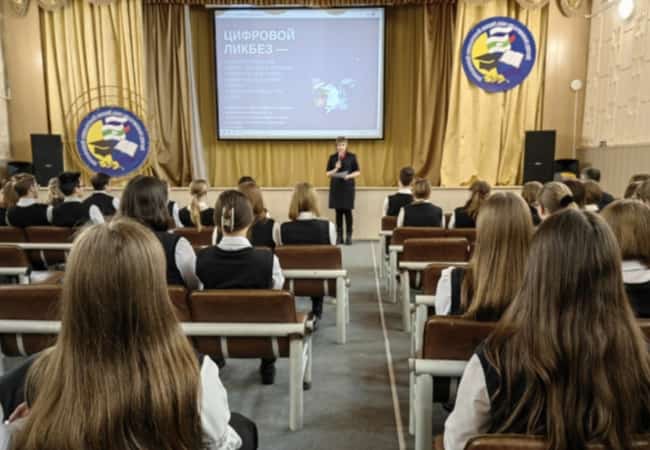 В Курганском областном лицее-интернате для одарённых детей сотрудники ОМВД России по Кетовскому району совместно с представителями Общественного совета при ОМВД проводят профилактическую и патриотическую работу.