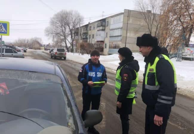 В преддверии Дня защитника Отечества сотрудники Госавтоинспекции ОМВД России по Кетовскому району поздравили участников дорожного движения и провели профилактические беседы.