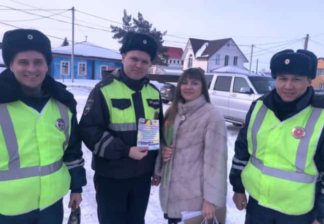 В селе Кетово сотрудники ГИБДД провели традиционную акцию «Цветы для автоледи»