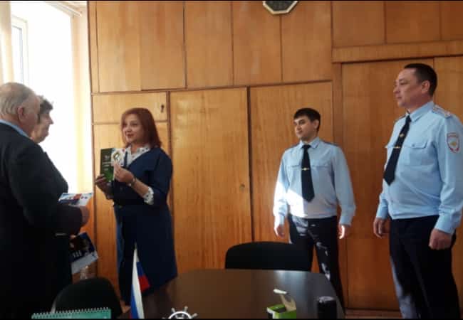 В отделе МВД России «Кетовский» состоялось торжественное вручение паспортов гражданина Российской Федерации двум жителям Республики Казахстан, прибывшим в село Марково Кетовского муниципального округа для постоянного проживания.