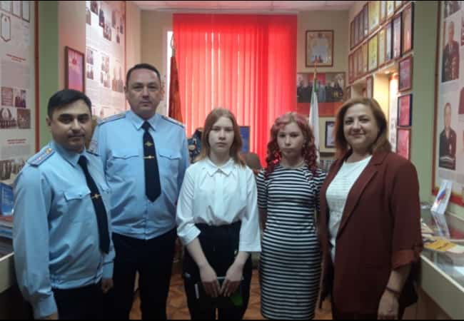 В ОМВД России «Кетовский» в торжественной обстановке состоялось вручение паспортов гражданина Российской Федерации двум подросткам, достигшим 14-летнего возраста.