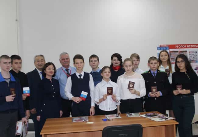 В Кетовском отделе МФЦ состоялось торжественное вручение паспортов юным гражданам РФ