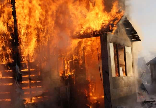 Крупный пожар произошел 31.12.2018 в селе Большое Чаусово Кетовского района.