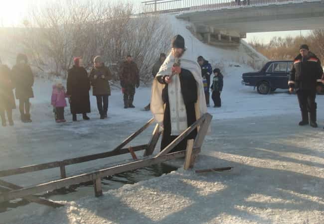Более 600 человек окунулись в Крещение Господне