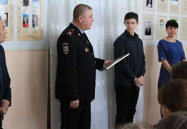 Руководители ОМВД России по Кетовскому району наградили несовершеннолетних за помощь в раскрытии преступления