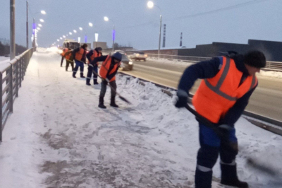 Городские дорожные службы круглосуточно приводят в порядок улицы и дороги