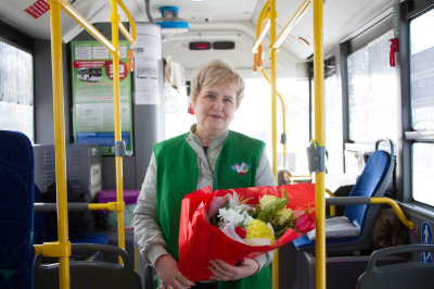 «Очень отзывчивая и доброжелательная». Курганцы определили лучшего кондуктора