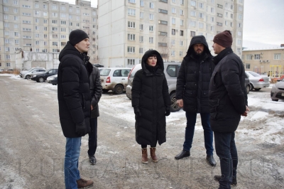 Глава Кургана Елена Ситникова провела очередной объезд по уборке дворов