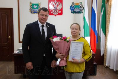 Глава города Кургана Антон Науменко вручил благодарственное письмо матери участника СВО