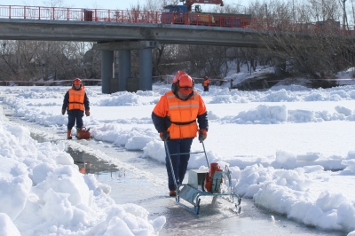 На Тоболе продолжается резка льда