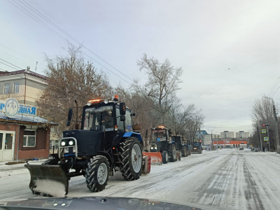 Дорожные службы города Кургана круглосуточно очищают улицы от снега и льда
