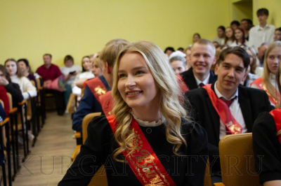 Корабль школьный поднял паруса. В Кургане продолжаются торжества, посвящённые «последнему звонку»