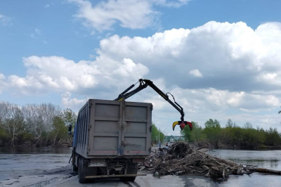 В Кургане провели расчистку Мало-Чаусовского моста