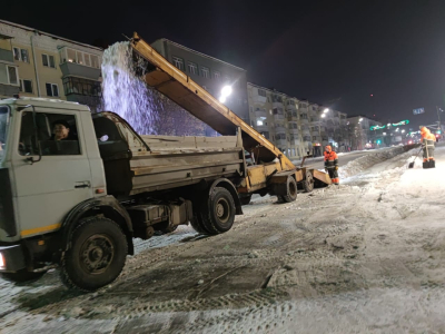 Дорожные службы круглосуточно работают на уборке городской улично-дорожной сети