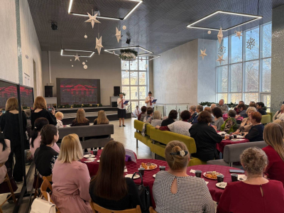 «Путешествие на юбилейном экспрессе». Одна из курганских школ отметила 90-летний юбилей