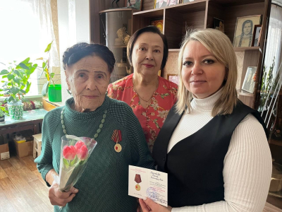 С гордостью и благодарностью. В Кургане продолжается вручение юбилейных медалей