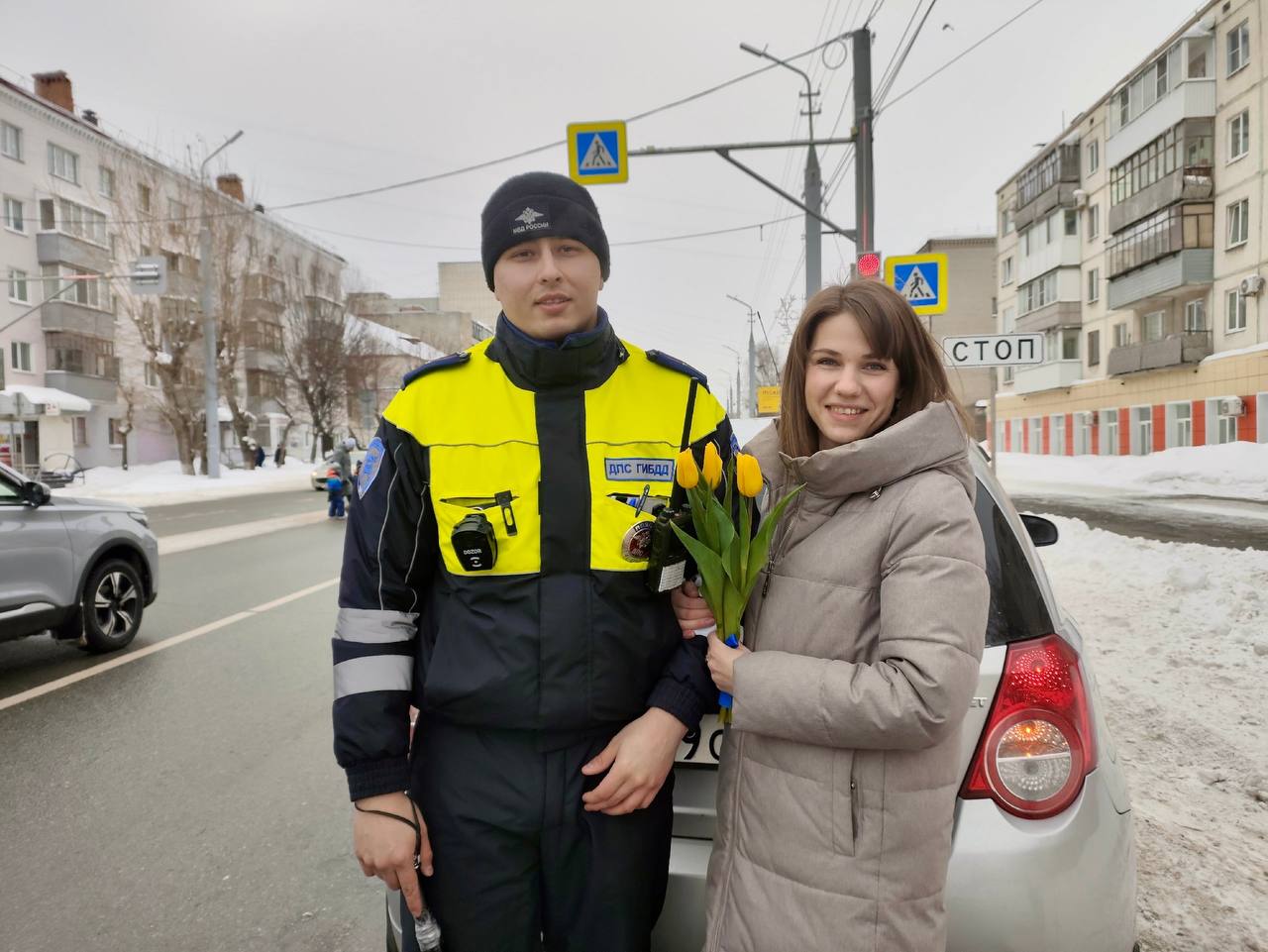 ГИБДД Кургана удивила автоледи цветочными патрулями ко Дню 8 марта