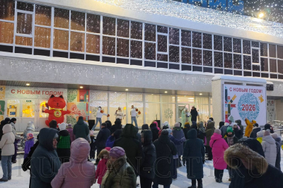 «Ёлка – 2026». В Заозерном микрорайоне у Центра культуры и досуга «Современник» открылась новогодняя площадка и каток
