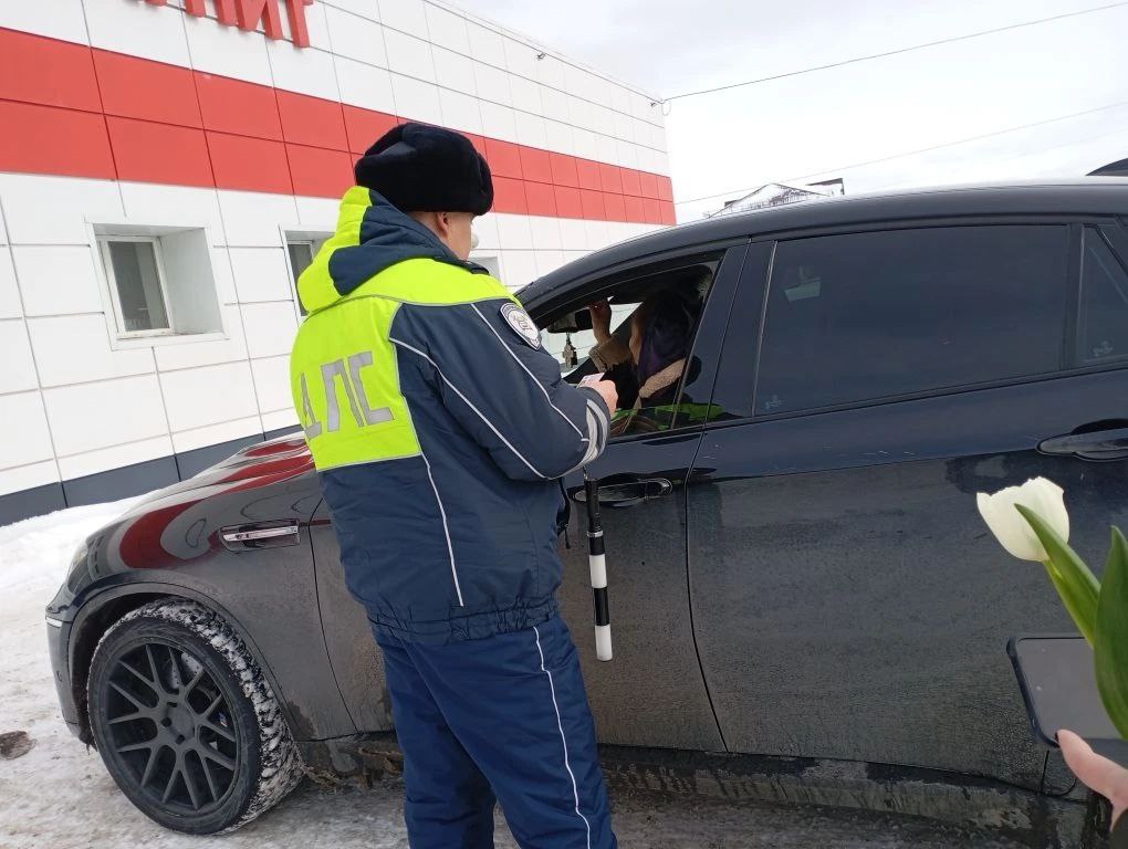 Полиция Курганской области поздравила автоледи с 8 марта в рамках акции «Цветы для автоледи»