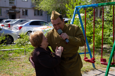 В Кургане во дворах домов прошли концерты для одного ветерана
