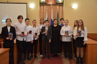 Курганские школьники получили паспорта в торжественной обстановке