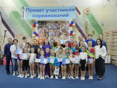 Курганские акробаты соревновались в мастерстве