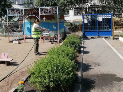 Трудовое лето для курганских подростков продолжается