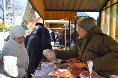 Вкусная и веселая. На центральной площади Кургана открылась большая гастрономическая ярмарка